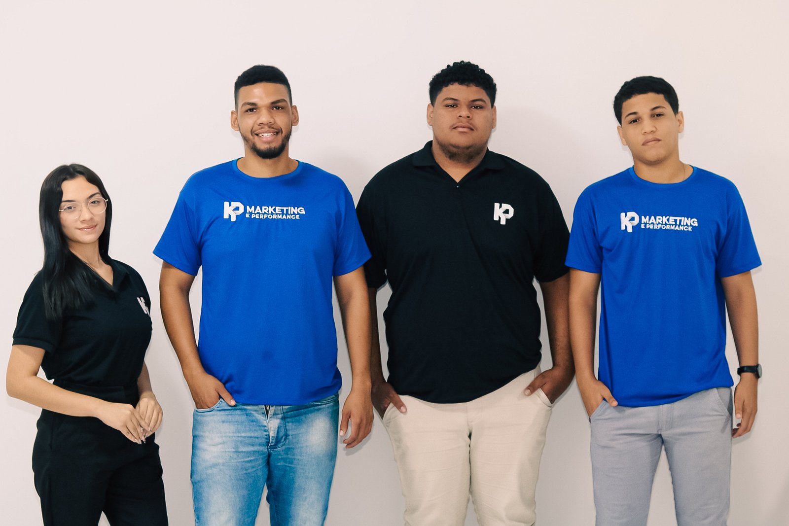 Equipe da KP Marketing e Performance, vestindo camisetas com a logo da marca